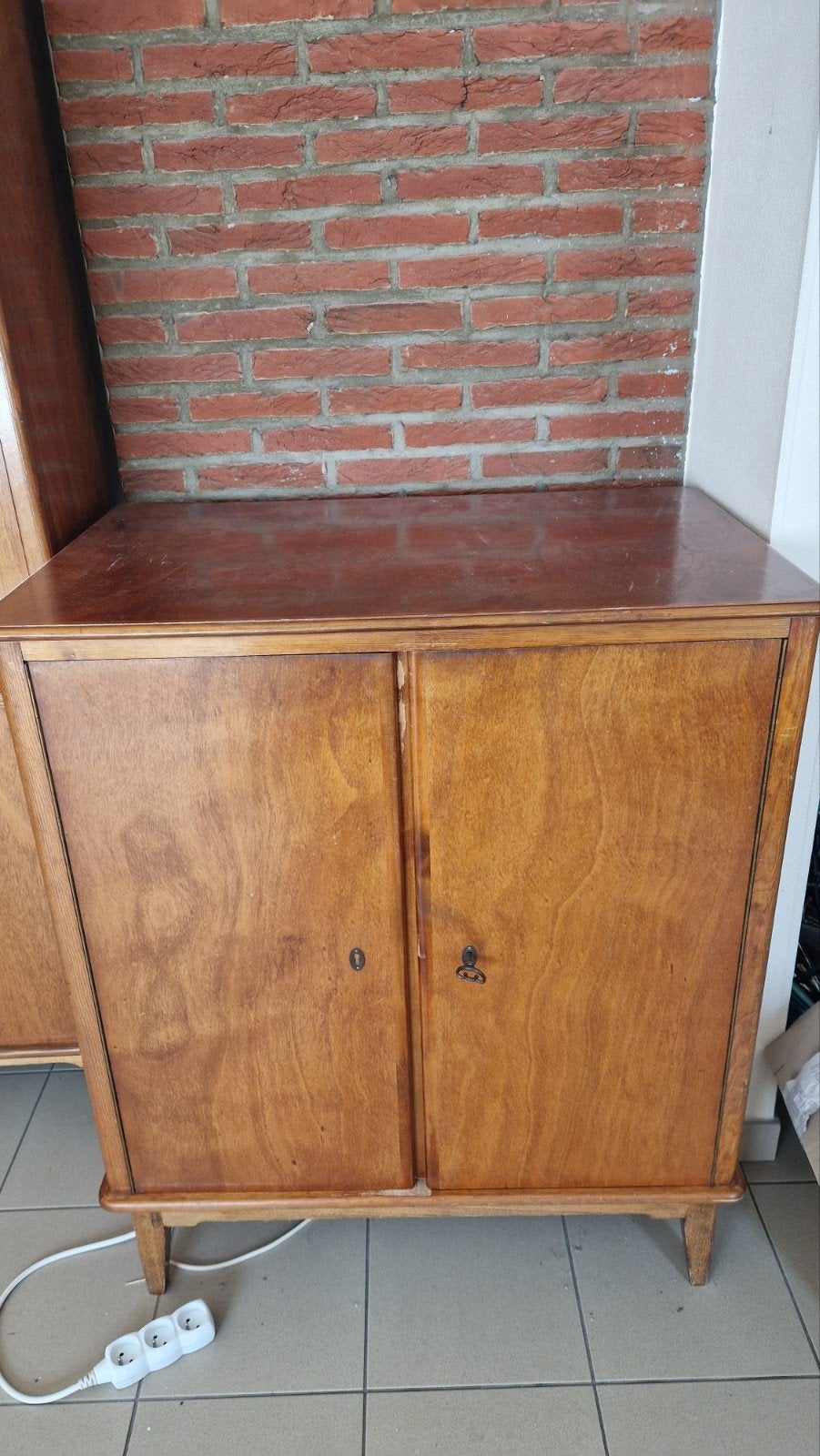 Petit meuble de rangement bas vintage à portes (années 50-60, Enlèvement