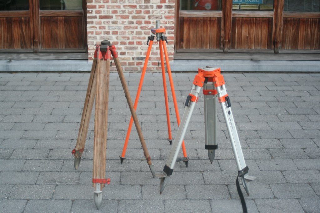 2 x trépied tripolaire (bois, aluminium, fonte) pour spot, Enlèvement ou Envoi