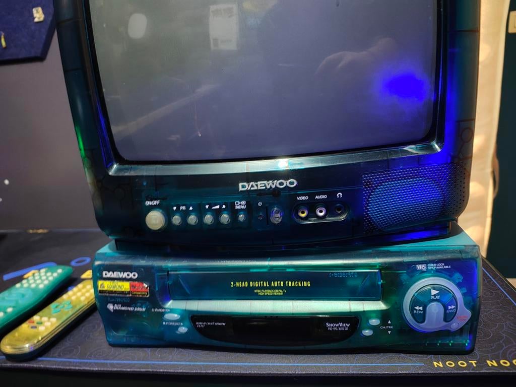 Daewoo Tv translucide blue ice+ magnétoscope blue ice, Enlèvement