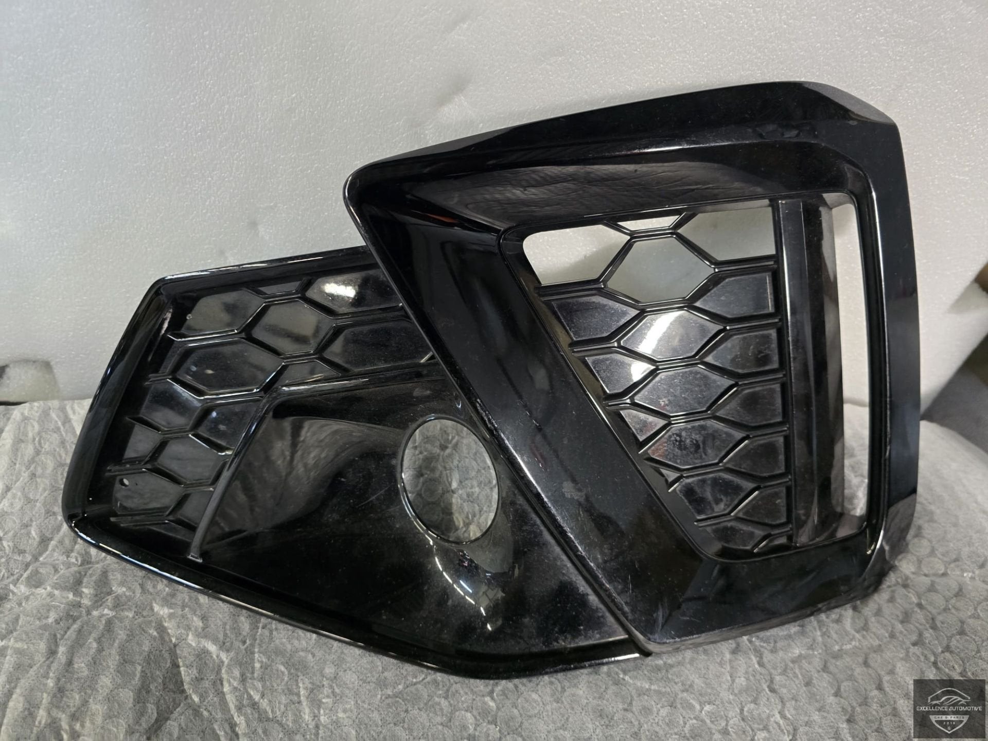 Grille de pare-chocs avant gauche Audi A4 8W FL 19-24 8W0807, Pare-chocs, AUDI AG, Auto-Union-Strasse 1
85045  Ingolstadt, DE