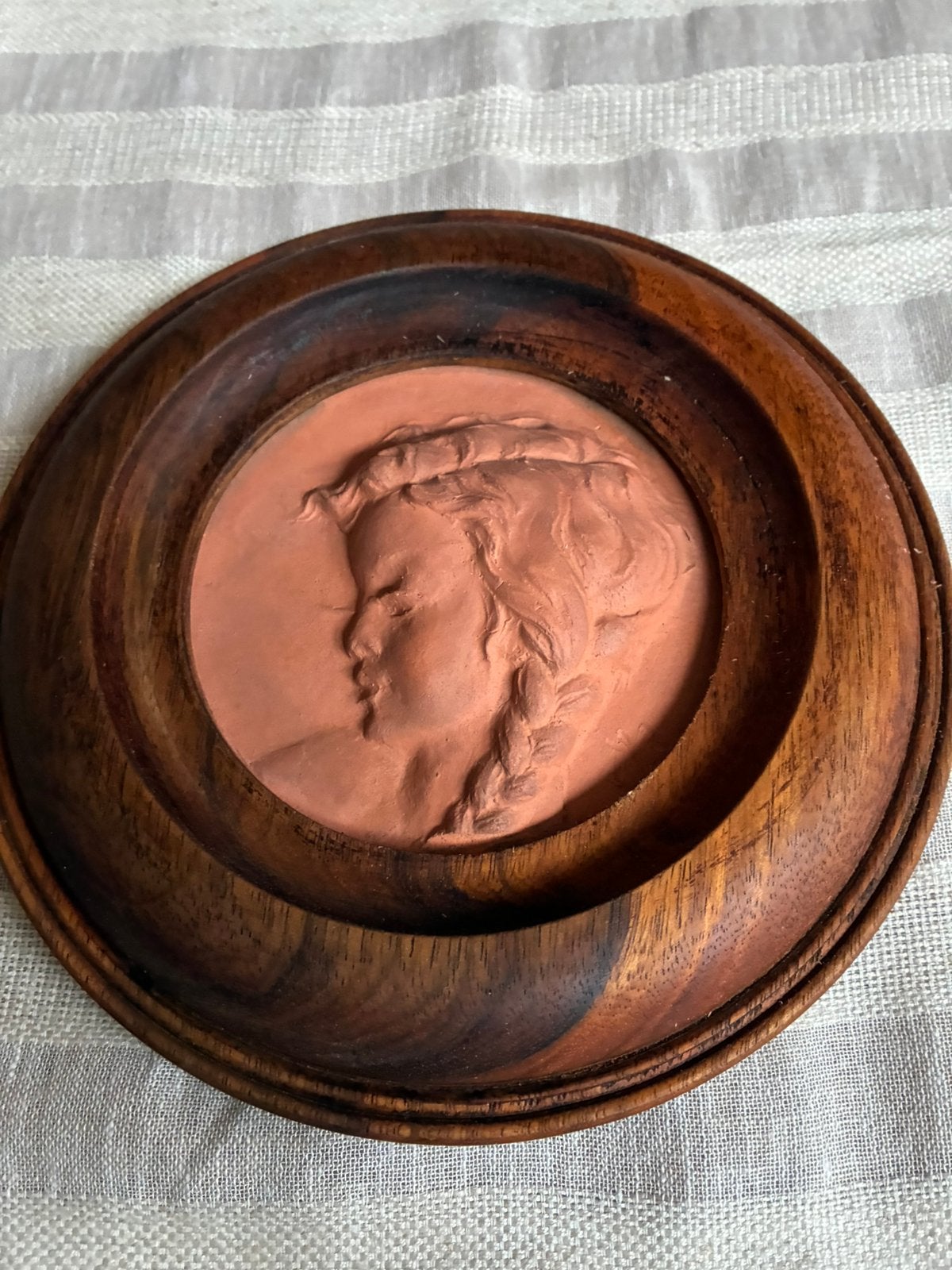 Terracotta medallion !Koos Van Der Kaajj, Enlèvement