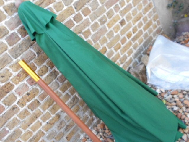 grand parasol vert comme neuf, Jardin & Terrasse, Enlèvement, Comme neuf, 1 à 2 mètres, Parasol sur pied