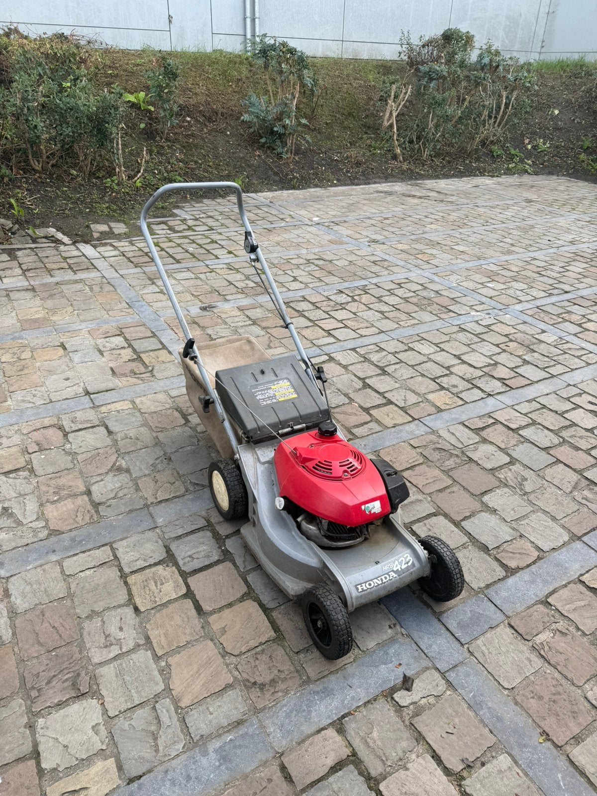 Vends tondeuse thermique Honda HRB 423 avec bac de ramassage, Enlèvement, Comme neuf, Bac de ramassage