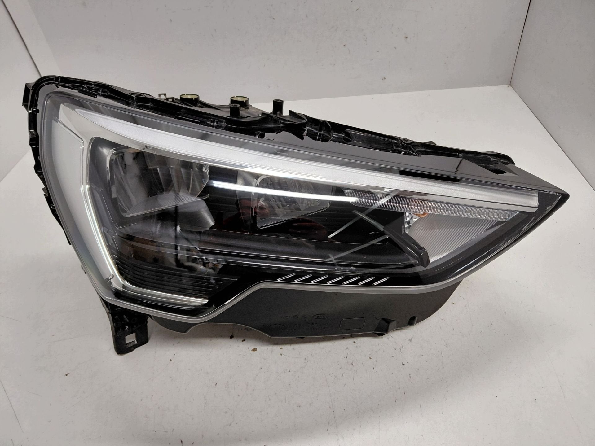 Phare droit Audi Q3 83A.941.012, Autos : Pièces & Accessoires, AUDI AG, Auto-Union-Strasse 1
85045  Ingolstadt, DE, Audi, Utilisé