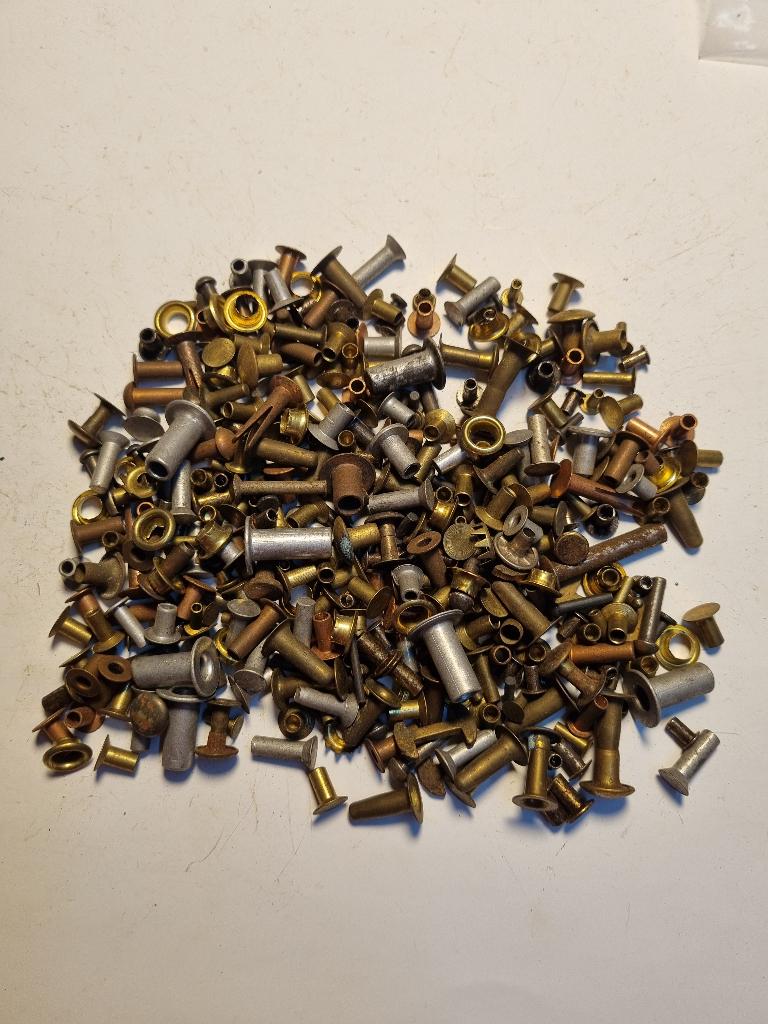 RIVETS - RIVETS DE DIFFÉRENTES TAILLES ET TYPES, Bricolage & Construction, Quincaillerie & Fixations, Enlèvement ou Envoi, Neuf