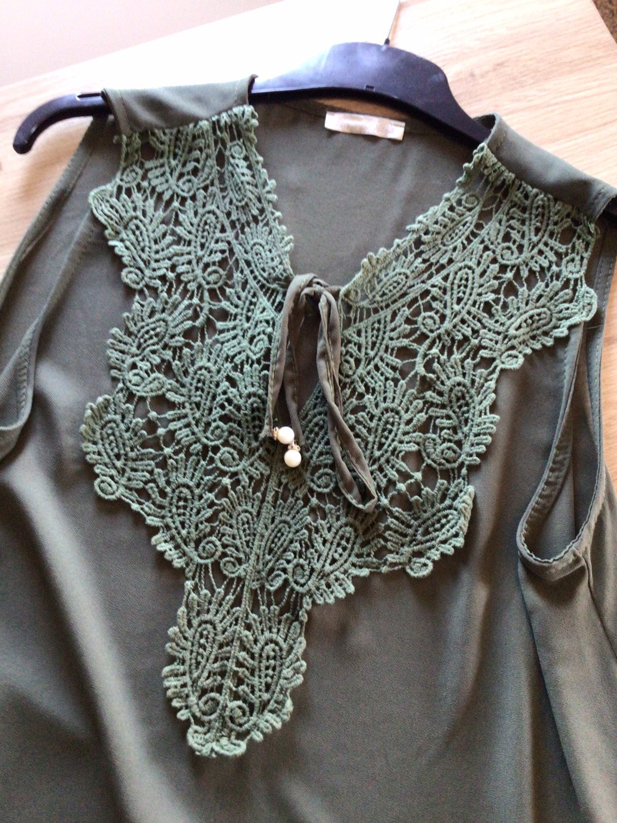 Top vert TERRA DI SIENA avec dentelle et doublure taille M/L, Vêtements | Femmes, Pulls & Gilets, Enlèvement ou Envoi, Comme neuf