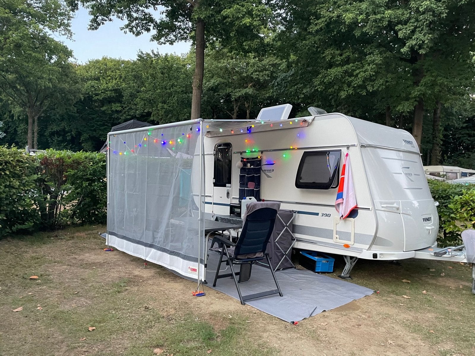 Fendt Bianco 395 – Zeer nette caravan – Instapklaar!, Caravanes & Camping, Caravanes, Particulier, Fendt, Porte-vélos, Enlèvement