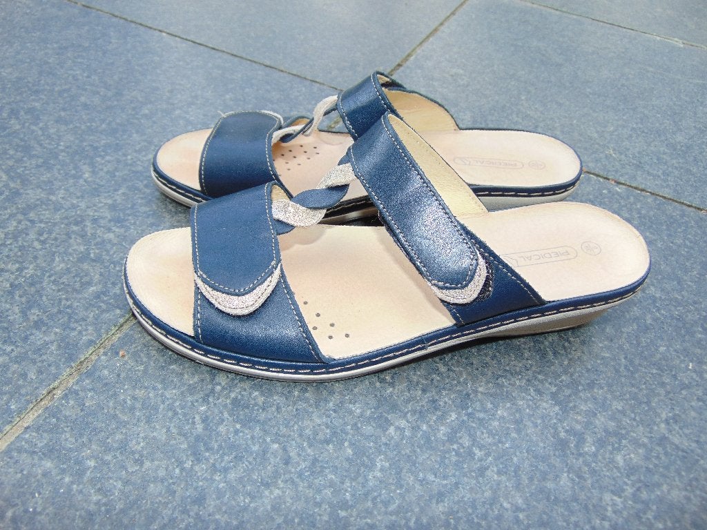 Slippers in leder in goede staat, Enlèvement ou Envoi, Porté, Bleu, Sandales de bain