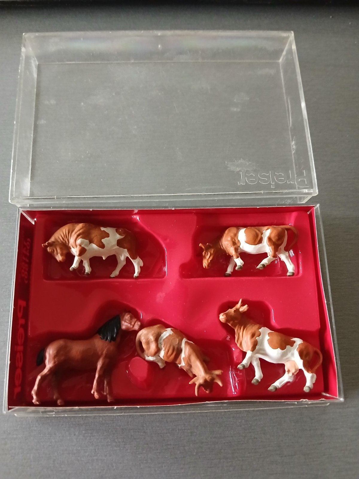 Boîte 4 vaches et un cheval Preiser HO 1/87, Enlèvement ou Envoi