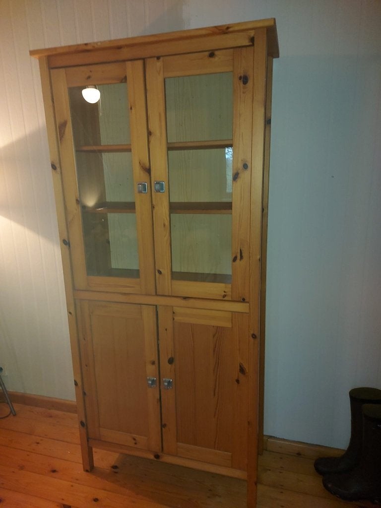 Vitrine kastje dennenhout, Ophalen, Grenenhout, Met deur(en)