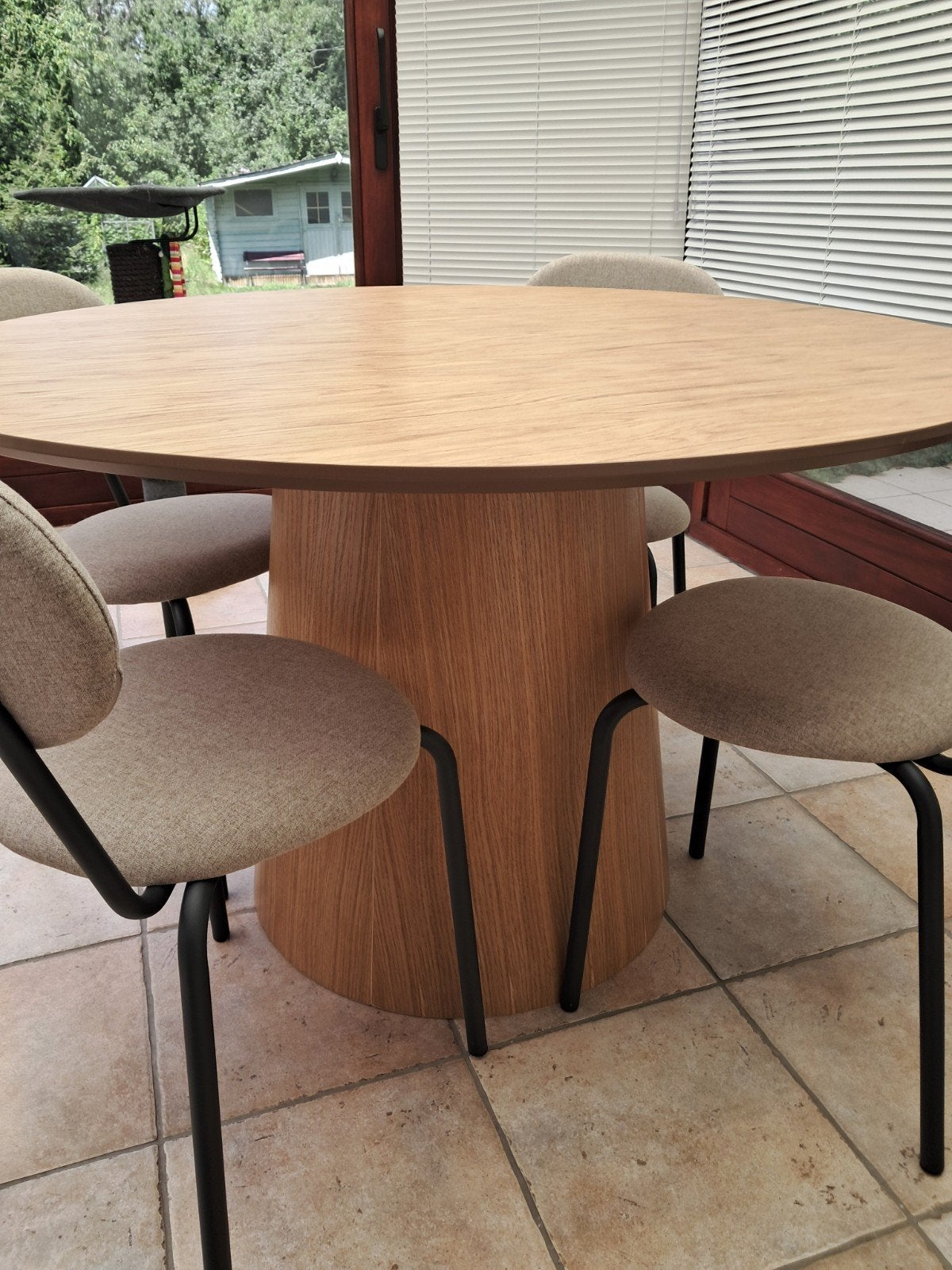 Mooie ronde tafel 1m20 met 4 stoelen nieuw, Ophalen