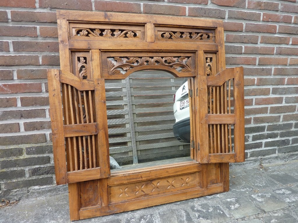 Vintage houten spiegel met houtsnijwerk en deurtjes, Antiek en Kunst, Ophalen, Rechthoekig, 50 tot 100 cm, 100 tot 150 cm