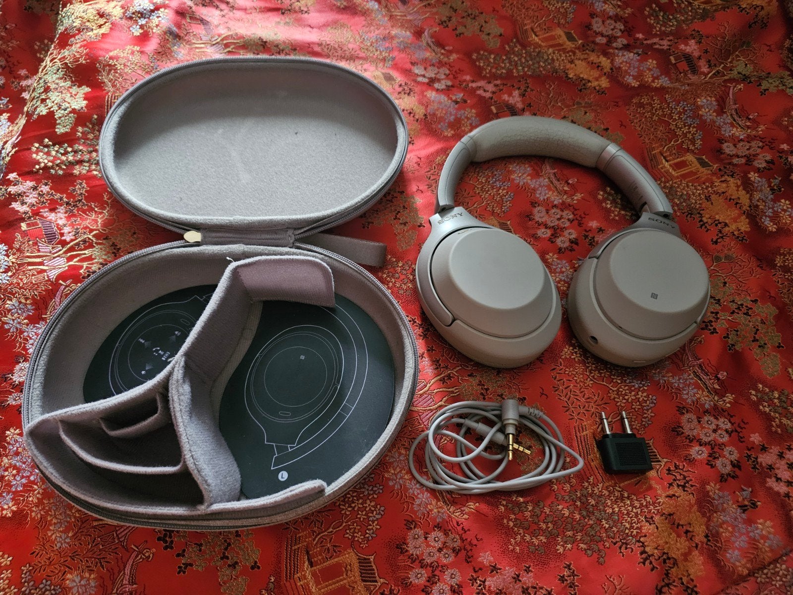 Casque Sony WH-1000XM3 et accessoires. 65€, Enlèvement ou Envoi, Sony