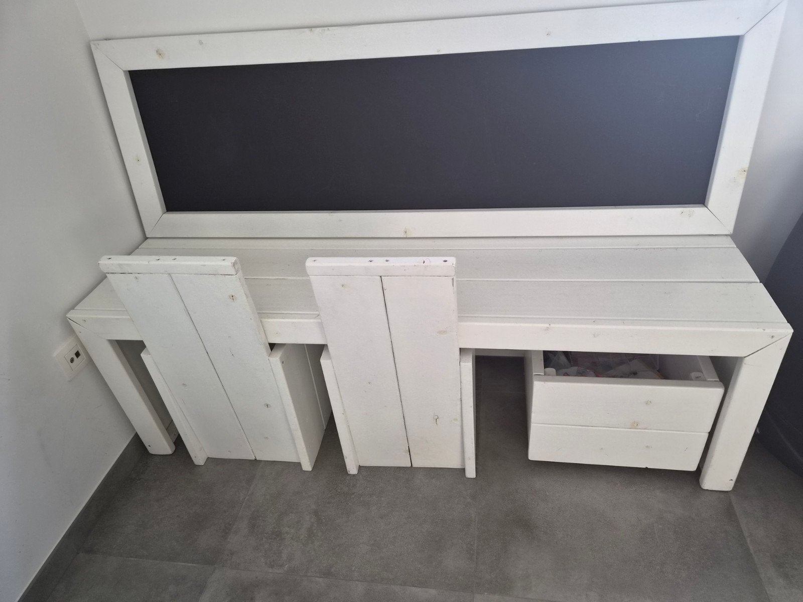kindertafel met bak en 2 zitjes (plus krijtbord), Ophalen