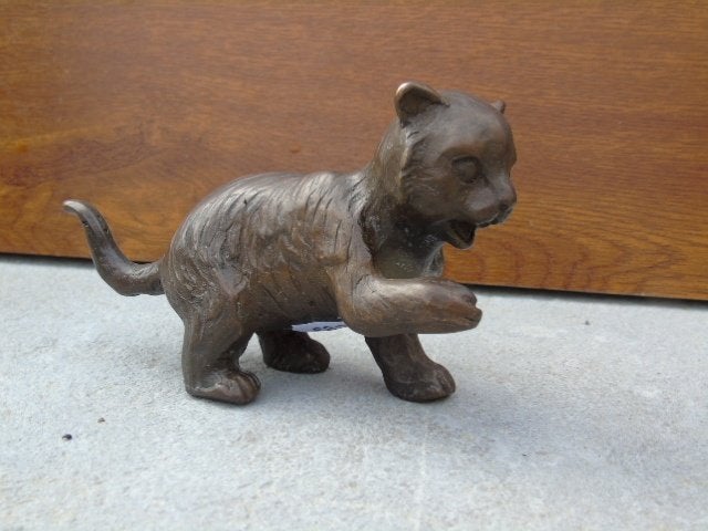 chat qui joue en bronze, Enlèvement ou Envoi, Bronze