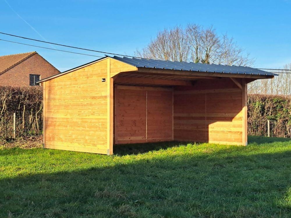 Abri de 4 x 6 m en planches de bois de Douglas massif, Mise à l'étable, 2 ou 3 chevaux ou poneys