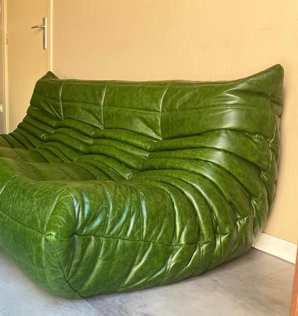 2x 3seater in vintage green leather, new condition!, Huis en Inrichting, Ophalen of Verzenden, Cassina sede b&b italia togo mah jong ligne roset knoll vitra