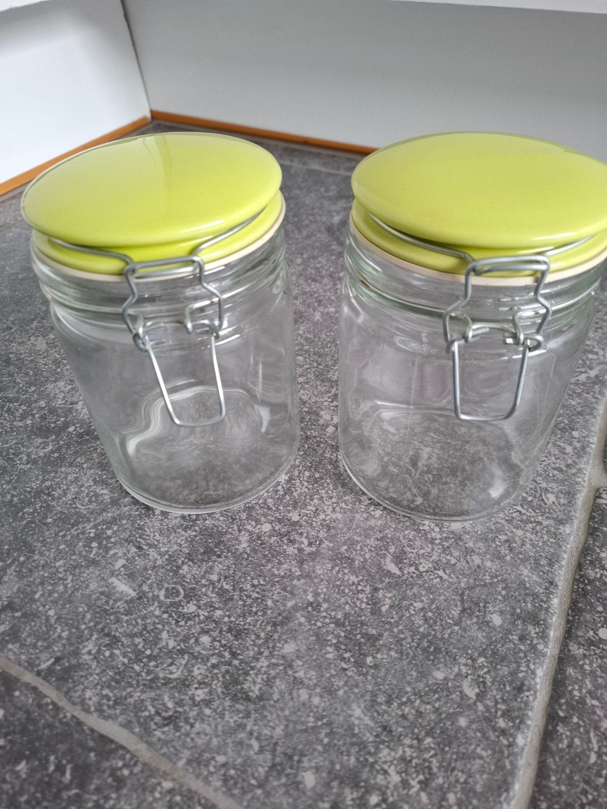 2 bocaux en verre avec couvercles verts, Maison & Meubles, Enlèvement, Comme neuf, Verre, Casserole, Bidon ou Boîte