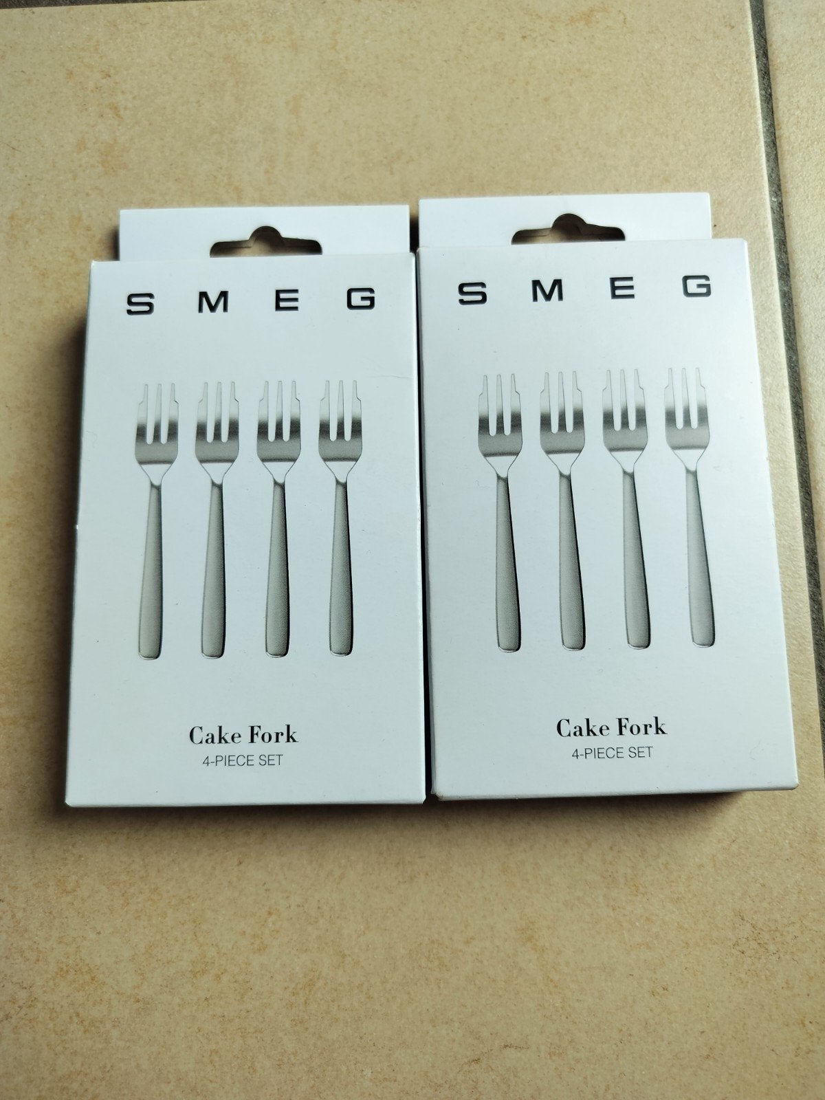 Cake Fork 4 piece Set Smeg, Huis en Inrichting, Keuken | Servies, Overige materialen, Overige merken, Nieuw, Ophalen of Verzenden