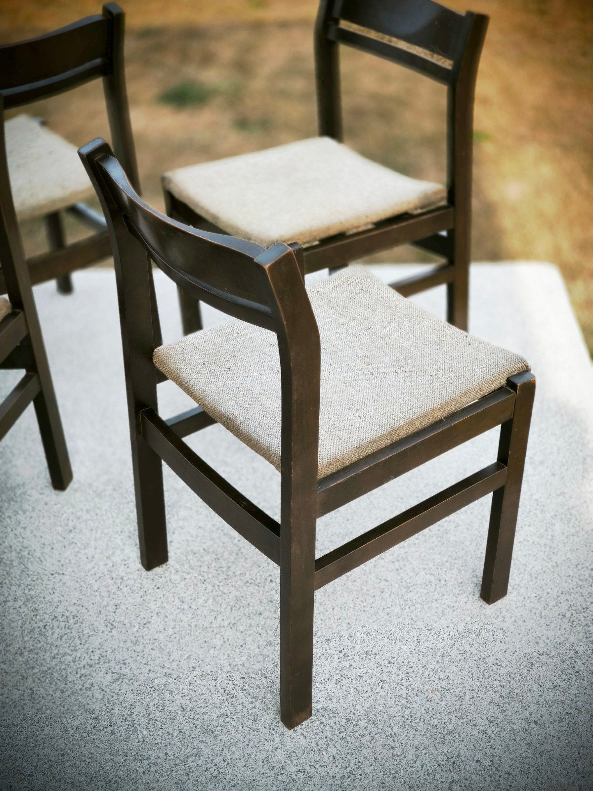 5 vintage bruine stoelen bekleed met beige stof, jaar, Huis en Inrichting, Stoelen, Ophalen, Gebruikt, Bruin, Vintage