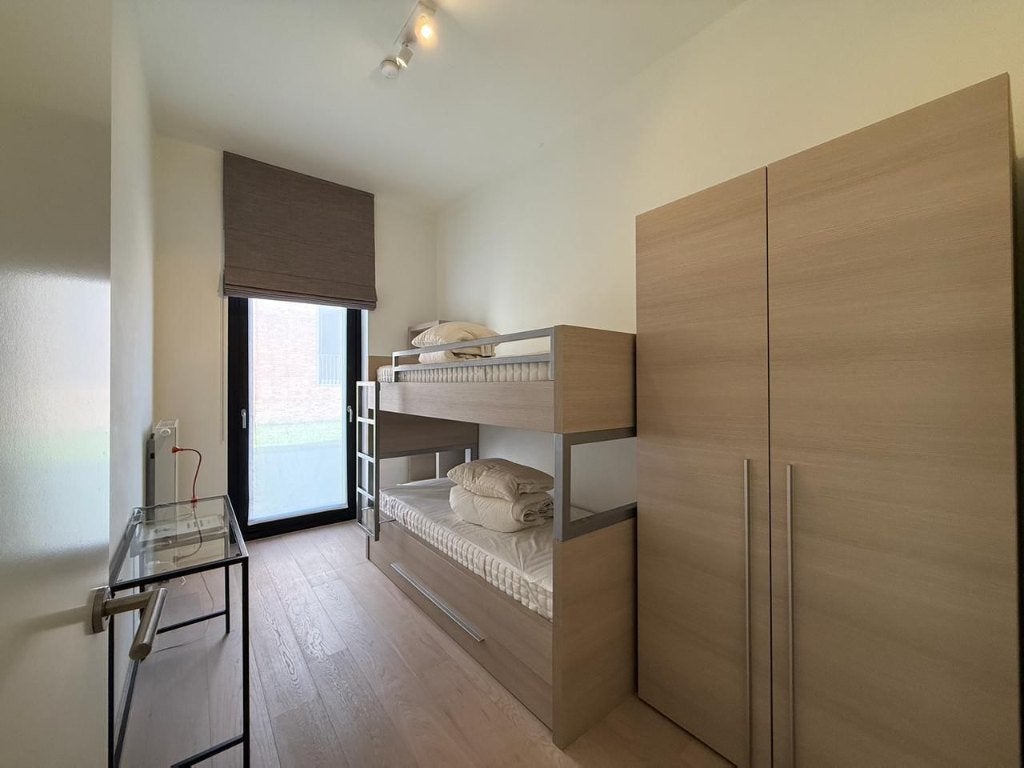 Slaapkamer met stapelbed, Huis en Inrichting, Slaapkamer | Complete slaapkamers, Ophalen, Zo goed als nieuw, Modern stapelbed met onderschuifbed en matrassen