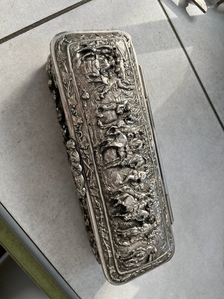 Joli coffret ancien en métal argenté  richement travaillé., Enlèvement, Comme neuf, Autre