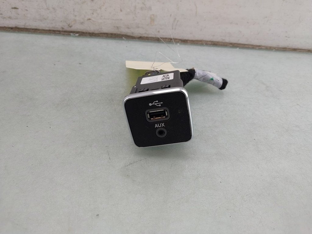 AUX/USB POORT Jeep Compass II (MP) (01-2016/-) (|53223309|), Jeep, Gebruikt, Lisa.Scalzo@aptiv.com, Aptiv PLC