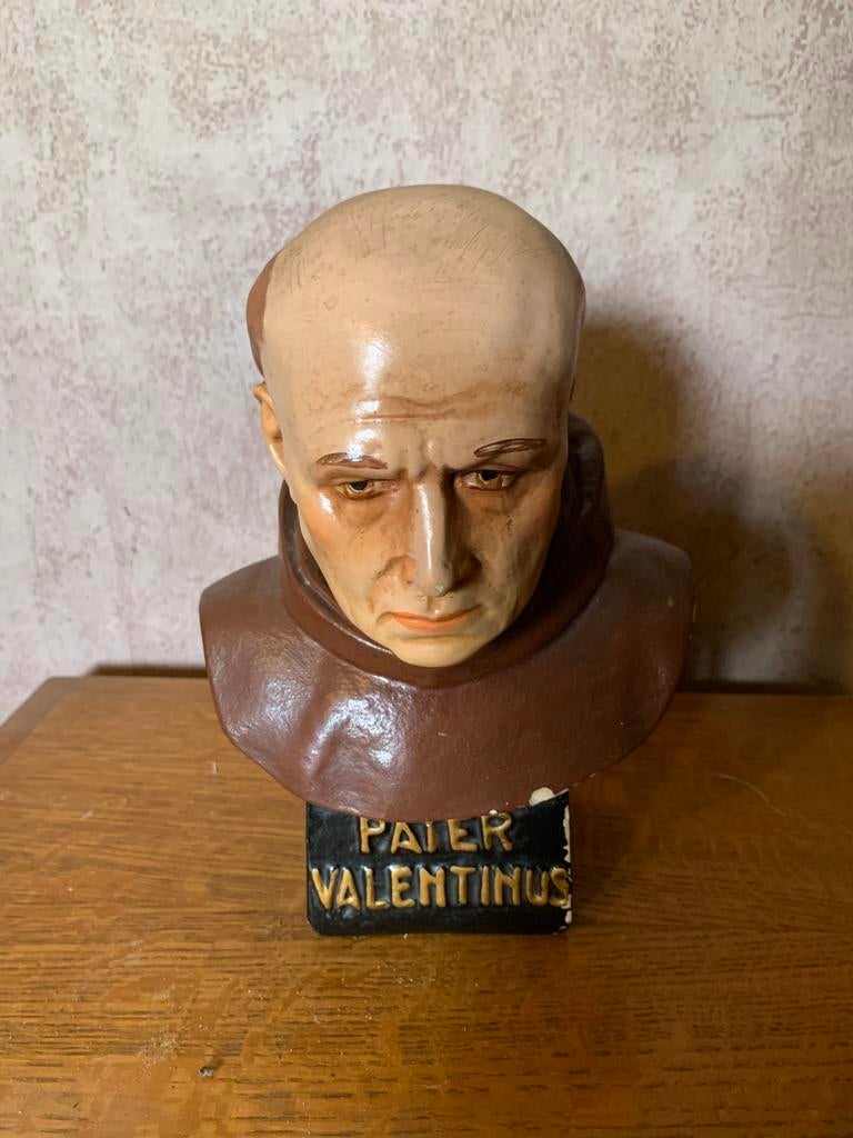 Borstbeeld en poster van Pater Valentinus, Ophalen