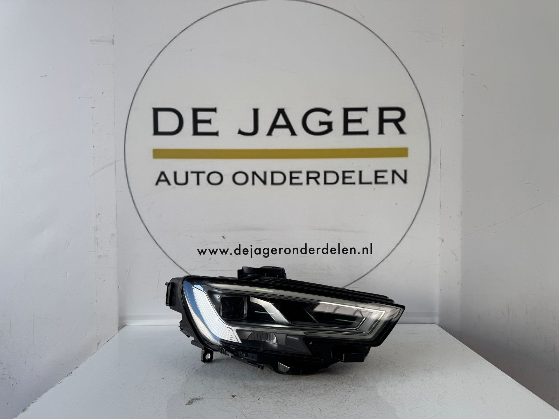 PHARE AVANT PLEIN LED AUDI 8V A3 FACELIFT DROIT 8V0941034C, Autos : Pièces & Accessoires, Éclairage, AUDI AG, Auto-Union-Strasse 1
85045  Ingolstadt, DE