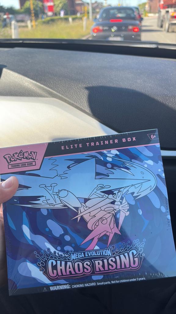 Pokemon Chaos Rising ETB, Hobby en Vrije tijd, Verzamelkaartspellen | Overige, Ophalen of Verzenden, Zo goed als nieuw