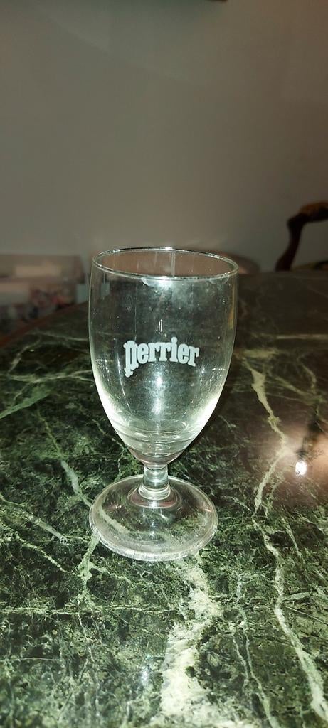 3 verres sur pied.  PERRIER., Collections, Enlèvement ou Envoi, Comme neuf, Verre à eau
