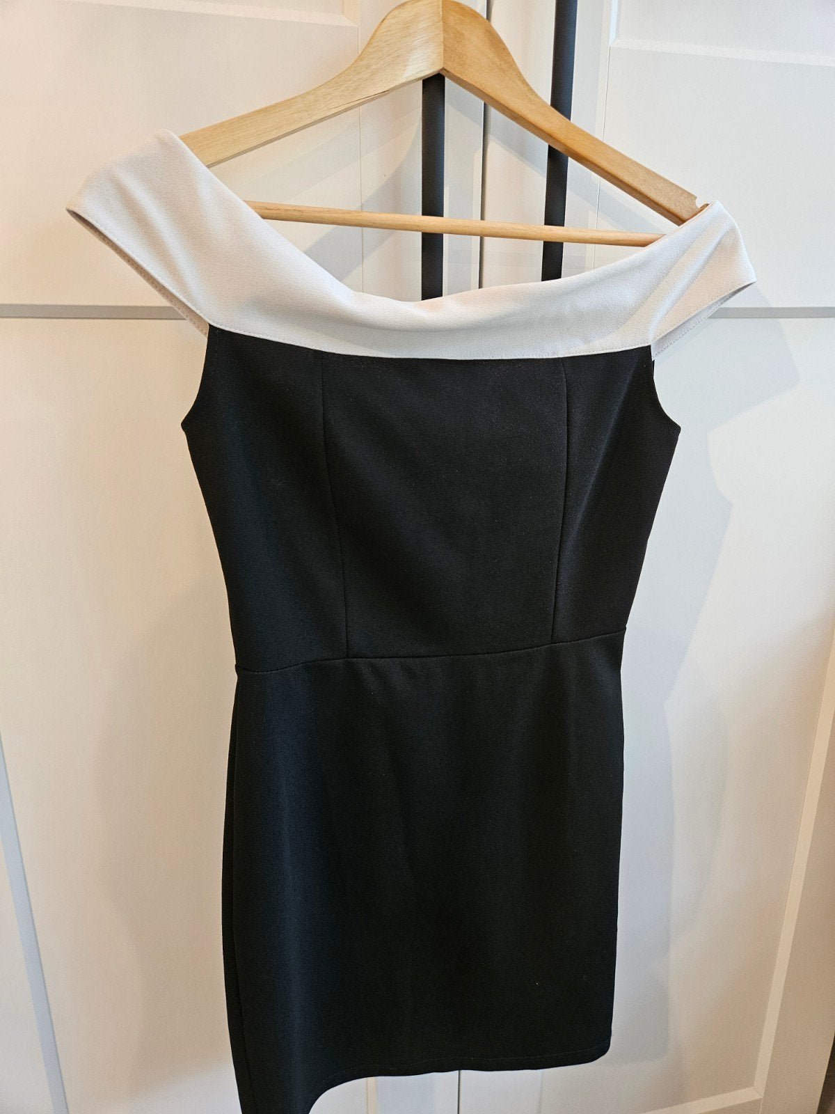 Robe Off Schoulder noire et blanche, Vêtements | Femmes, Enlèvement ou Envoi, Autres couleurs, New collection, Au-dessus du genou