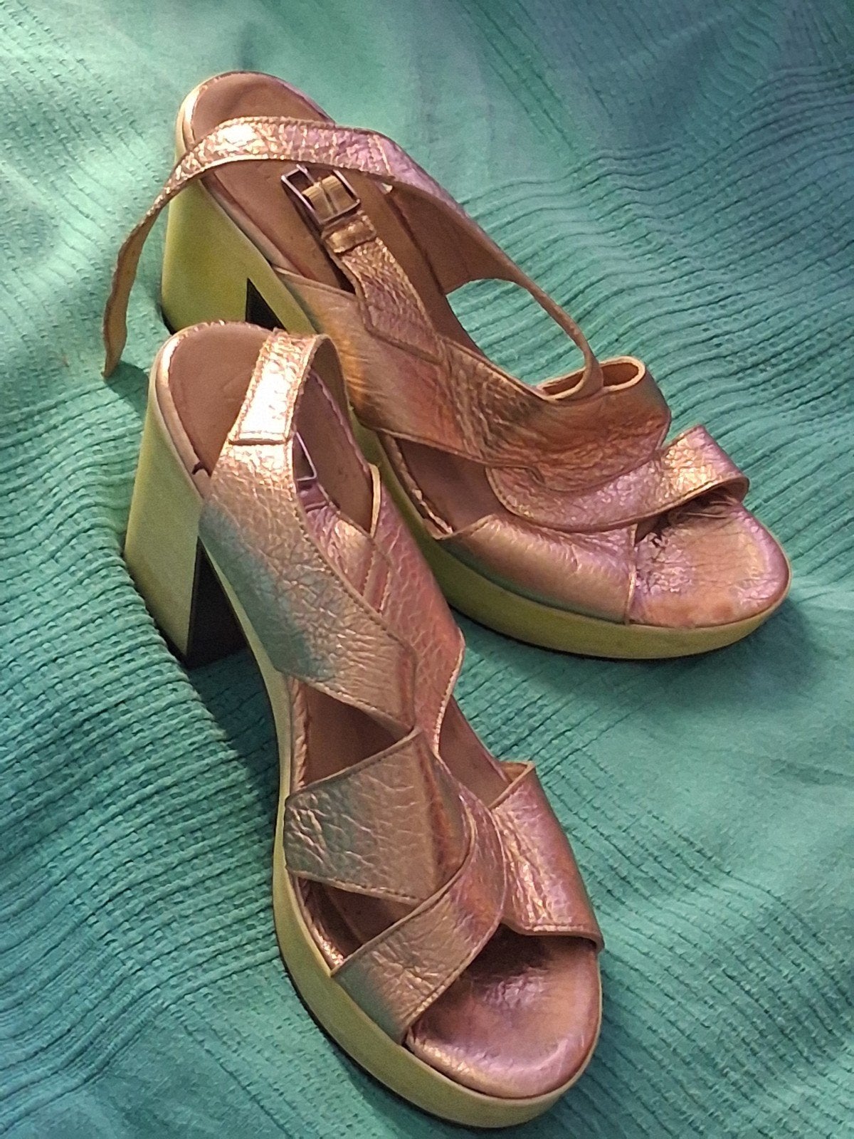 goudkleurige sandalen maat 41, Enlèvement, Porté, Sandales et Mûles, Autres couleurs