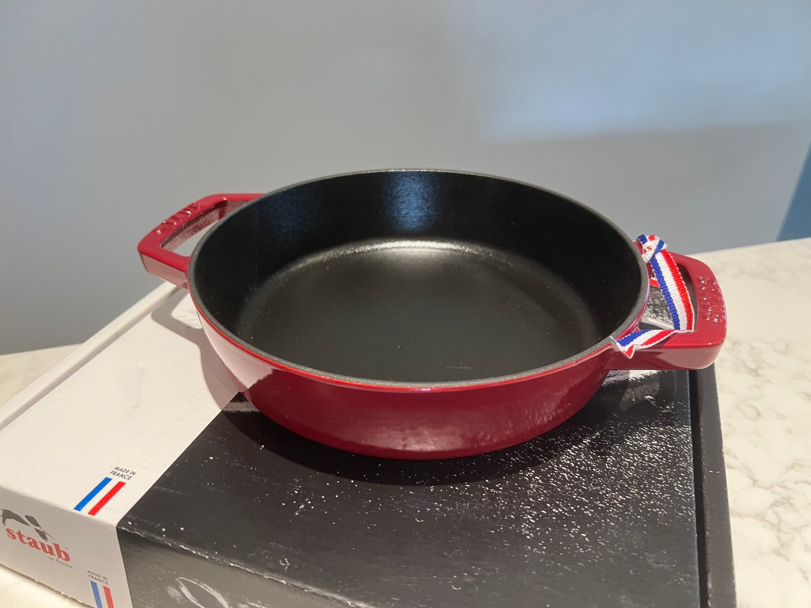 Nouveau braiser à cerises Staub 20 cm dans sa boîte, Neuf, Enlèvement ou Envoi, Autres marques, Cocotte