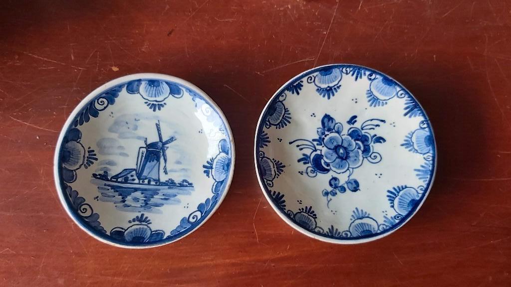 Delfts porselein, 2 verschillende setjes borden, Antiek en Kunst, Antiek | Wandborden en Tegels, Ophalen of Verzenden