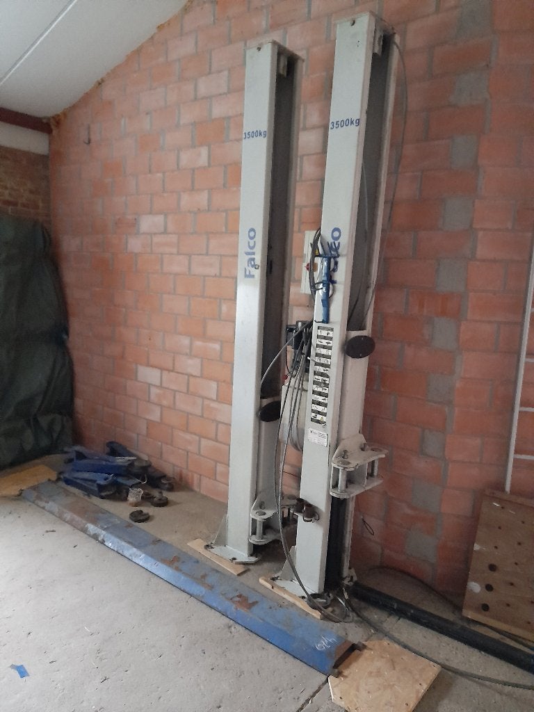 Twee palen hefbrug. merk Falco. 3500Kg, Ophalen, Gebruikt