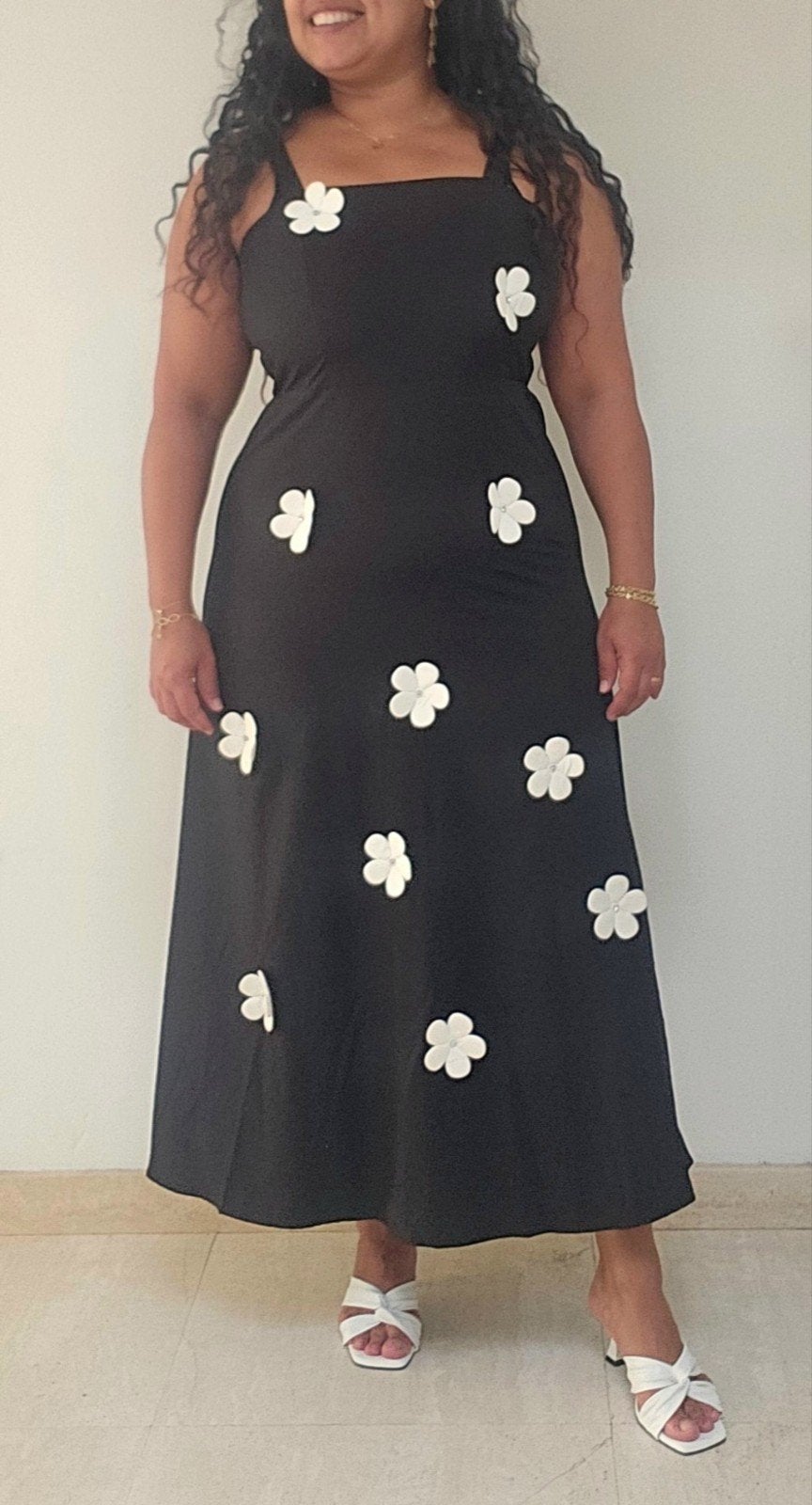 Elegante zwarte maxi-jurk met witte bloemen – maat L – nieuw, Ophalen of Verzenden, Maat 42/44 (L)