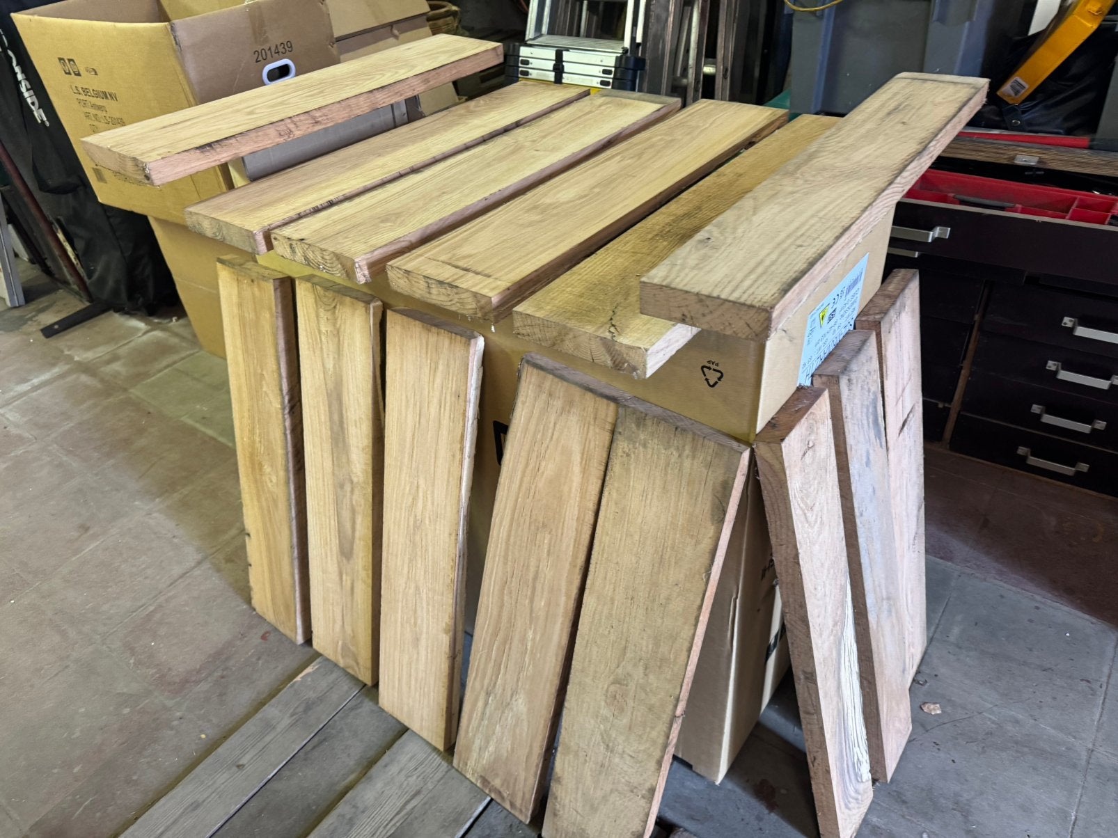 16 planches de chêne rabotées, Enlèvement, Comme neuf, Chêne