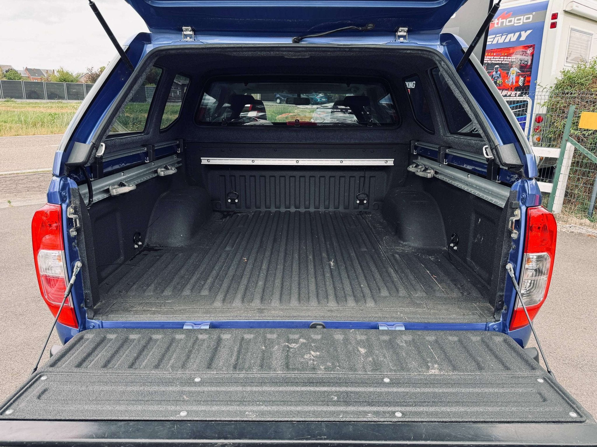 Nissan Navara 2.3 dCi 4WD N-Guard AUTOMATIQUE, Garantie 1an, Automaat, 4 deurs, Gebruikt, 4 cilinders