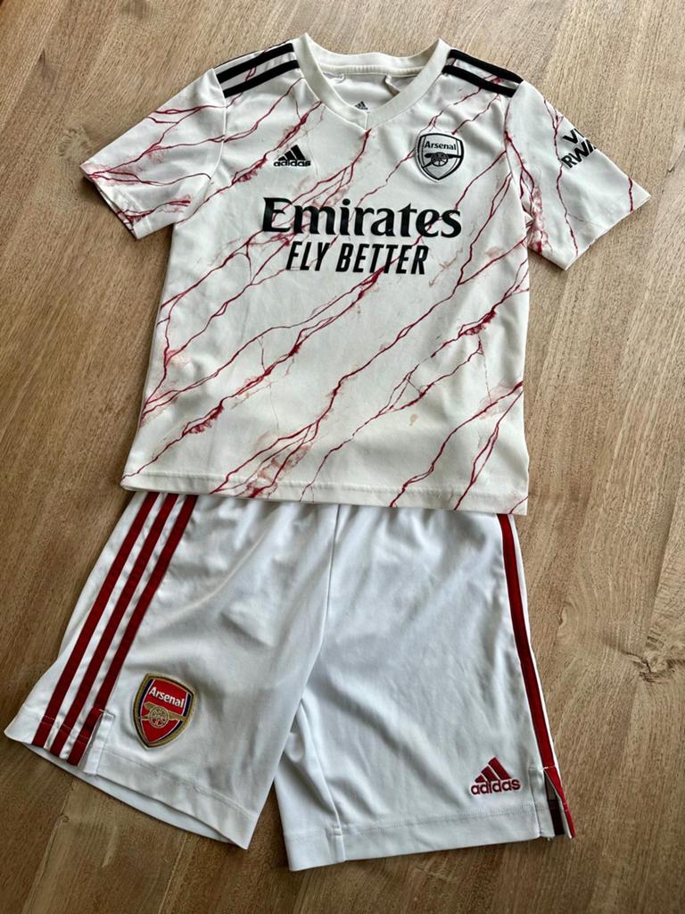 Voetbalshirt en broekje Arsenal, Sport en Fitness, Voetbal, Maat XS of kleiner, Ophalen, Gebruikt, Set