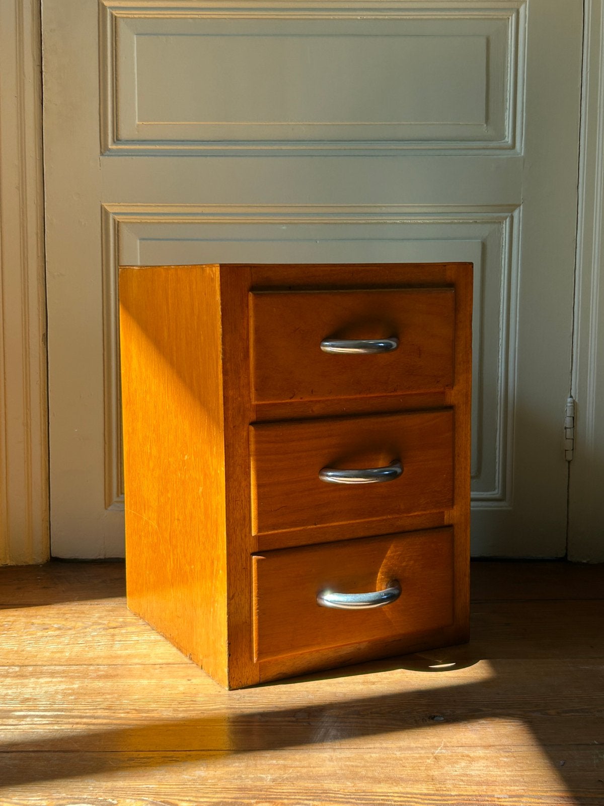Unieke vintage houten ladenkastje met chromen handgrepen, Huis en Inrichting, Slaapkamer | Nachtkastjes, Gebruikt, Minder dan 55 cm