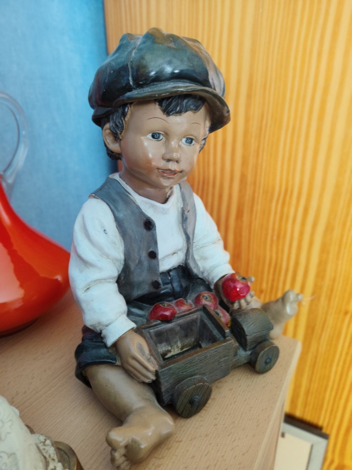 Beeld van jongen met auto, Ophalen, Zo goed als nieuw