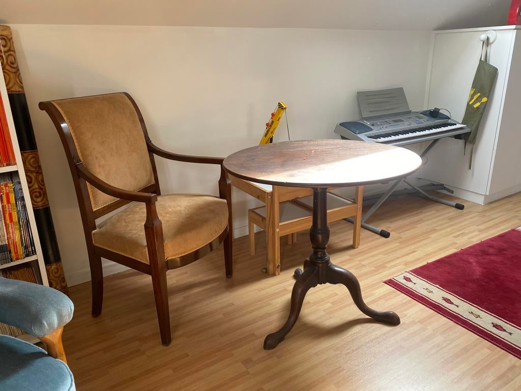 3 mooie stoelen en een tafeltje, Ophalen