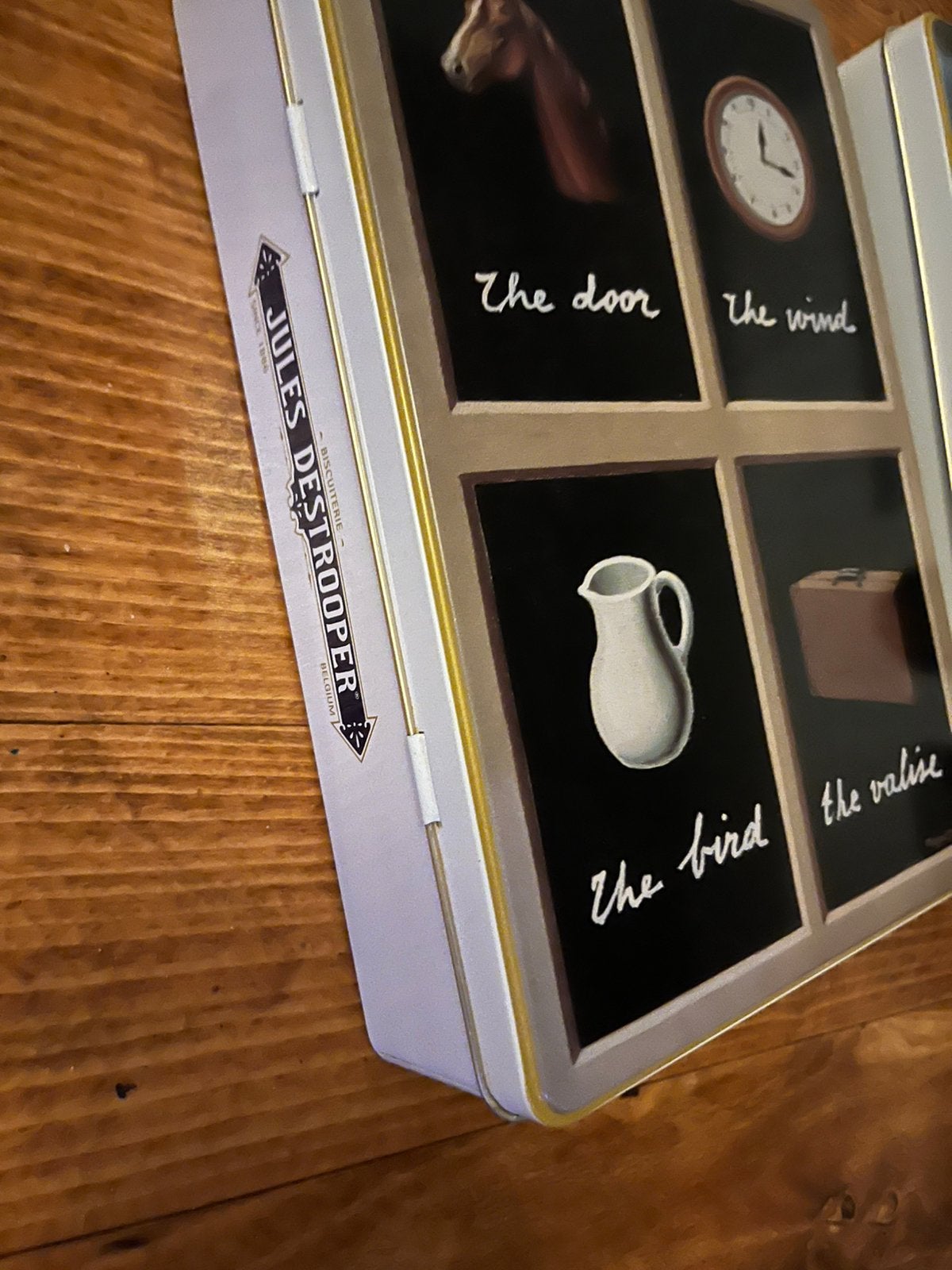Rene Magritte: Metaal koekjesdoos, Ophalen, Zo goed als nieuw