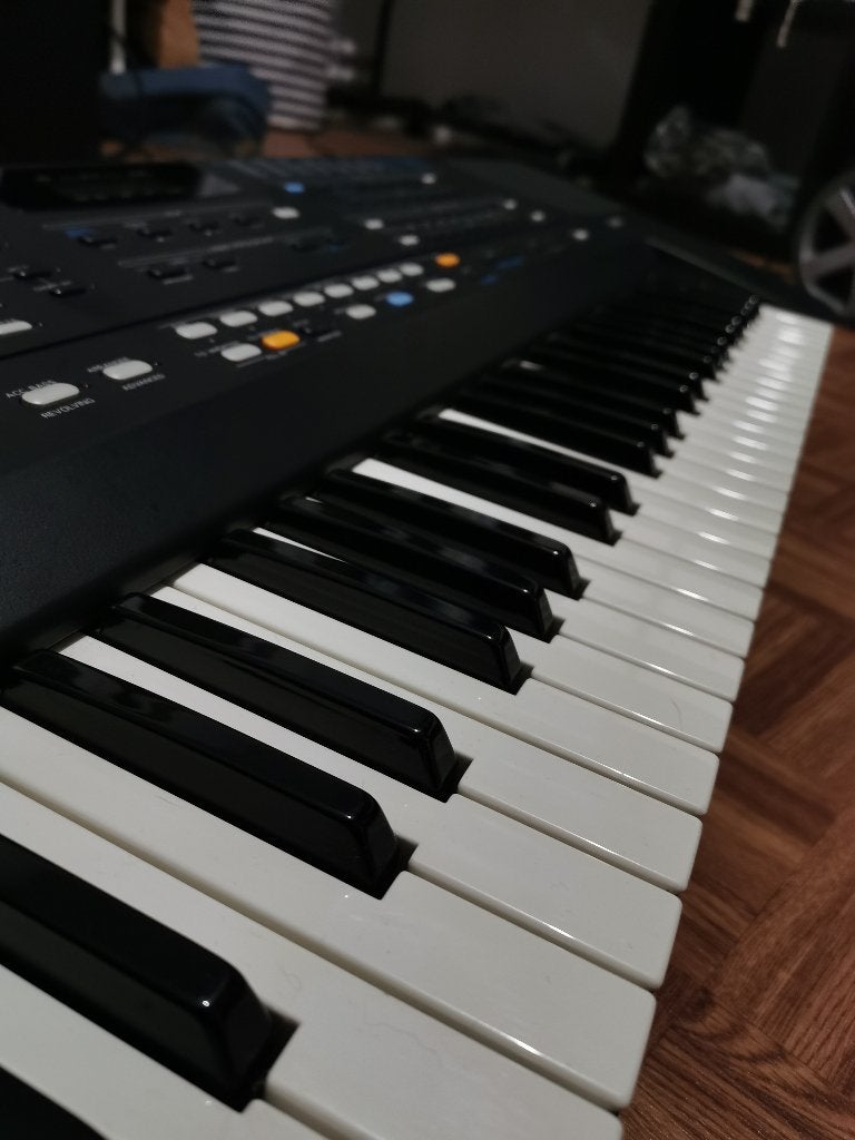 Roland E-56 piano / synthesizer (aanslaggevoelig), Ophalen, 61 toetsen, Roland, Zo goed als nieuw