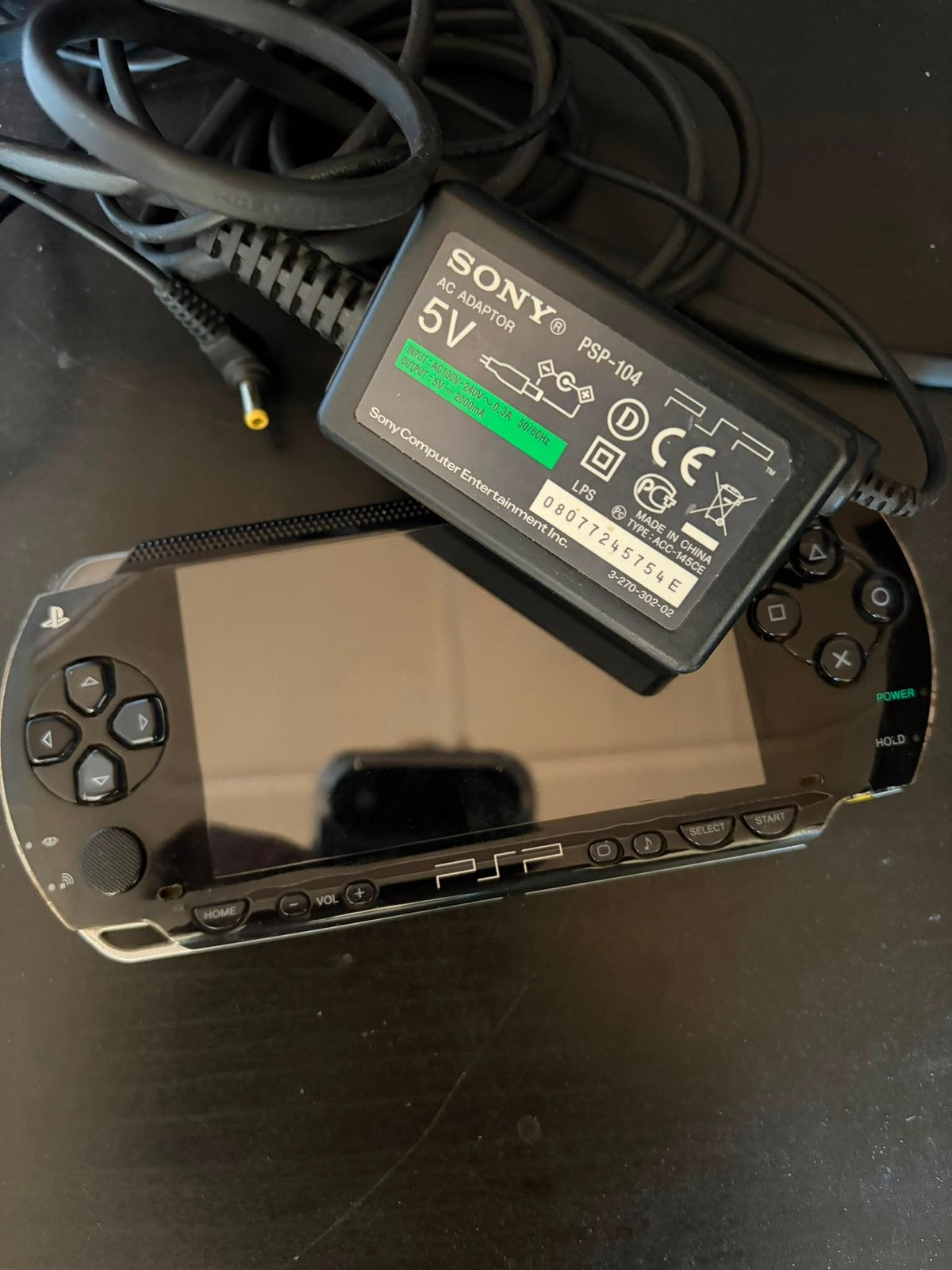 Sony PSP 1004 handconsole, met oplader, Games en Spelcomputers, Spelcomputers | Sony PSP, Ophalen of Verzenden, Zo goed als nieuw