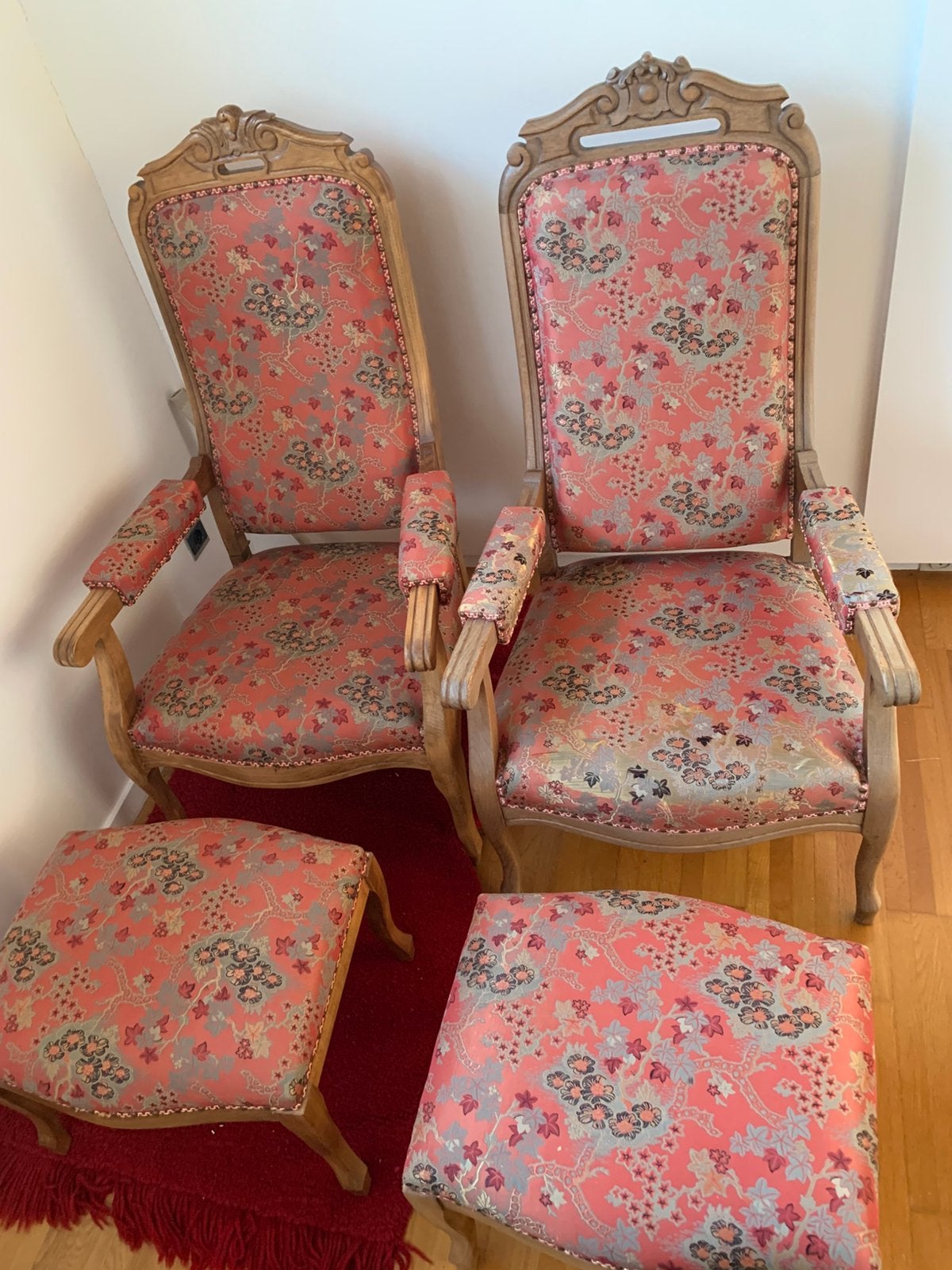 Twee antieke stoelen, Ophalen