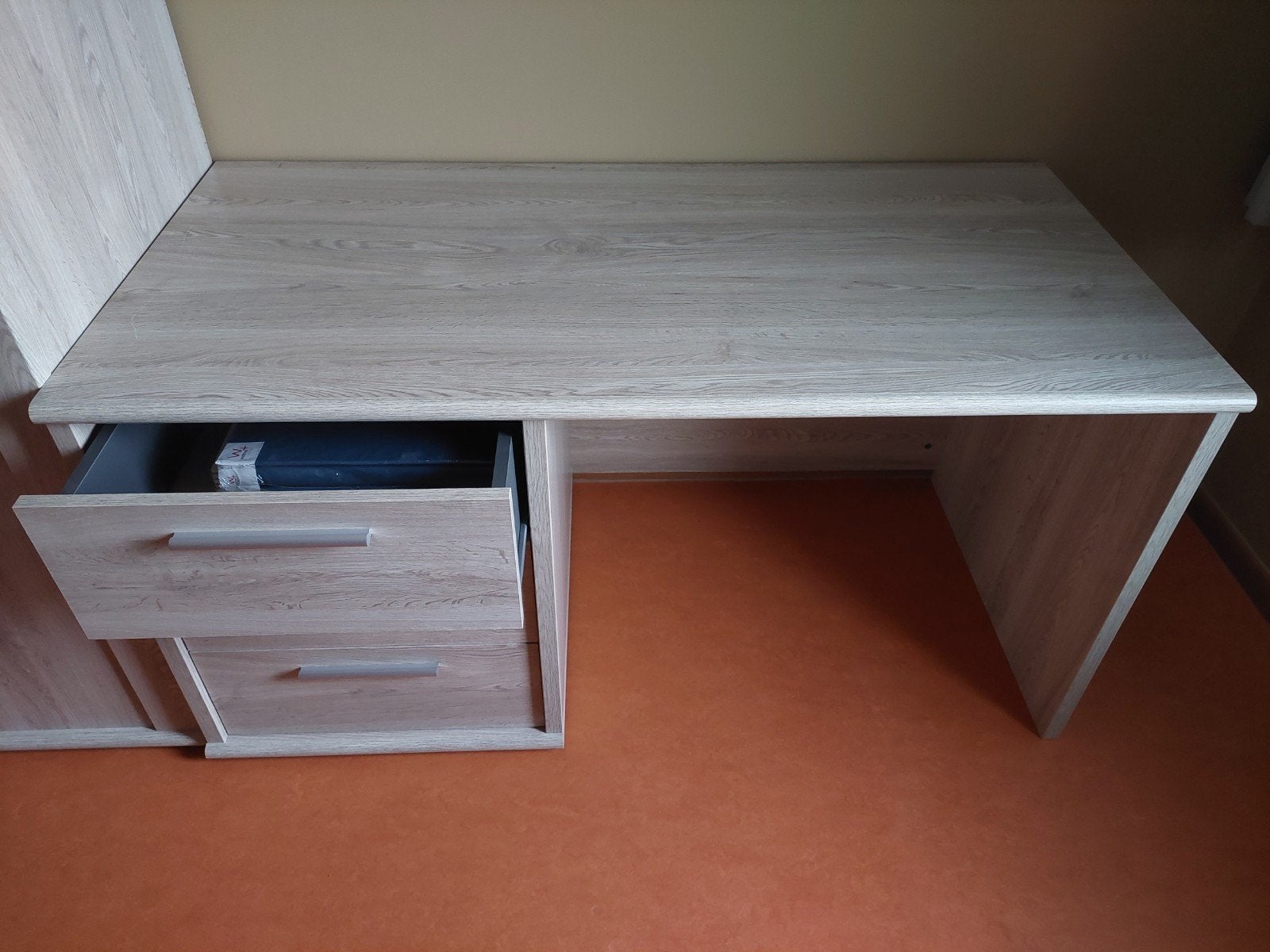 Nouveau bureau, Enlèvement, Brun