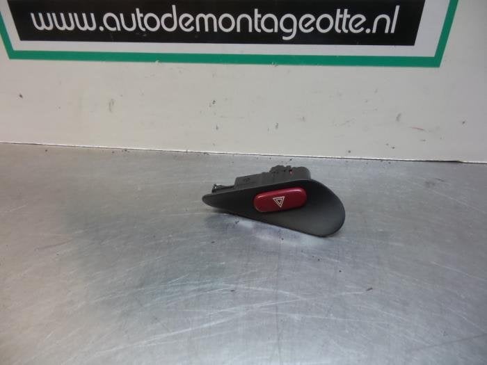 Commutateur éclairage d'urgence d'un Peugeot 406, -, Utilisé, -, Peugeot