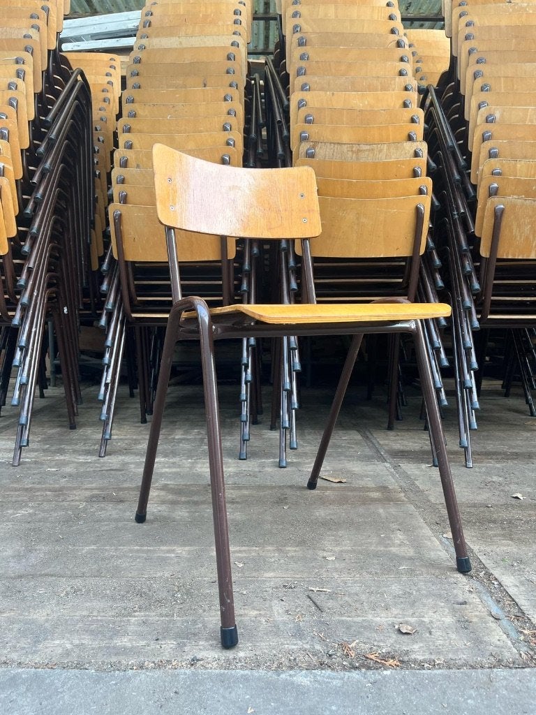 Vintage stapelbare kantinestoelen (114 op voorraad), Huis en Inrichting, Gebruikt, Bruin, Verzenden, Overige materialen